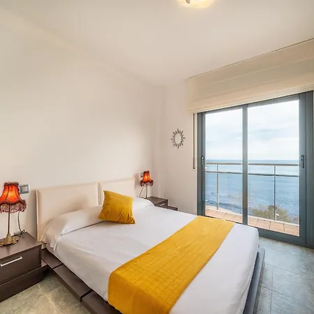 Appartement In With Beachfront Views